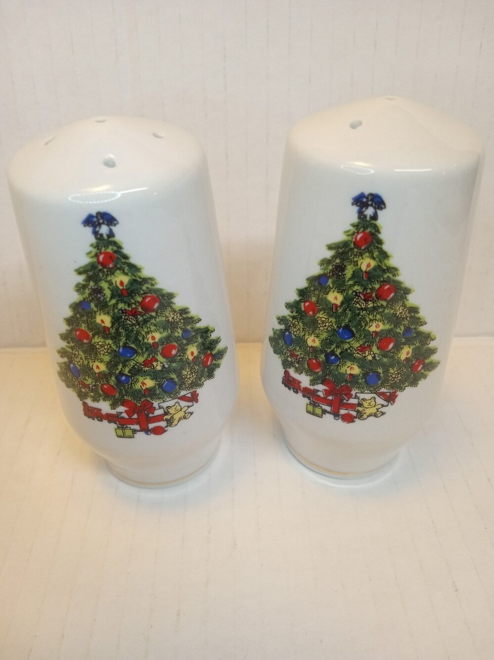 Holiday Hostess Festive Christmas tree salt and pepper shakers New, No Box